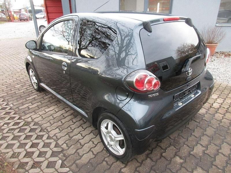 Gebraucht Toyota Aygo Edition 68 PS (50 kW) 2012 Grau Kleinwagen