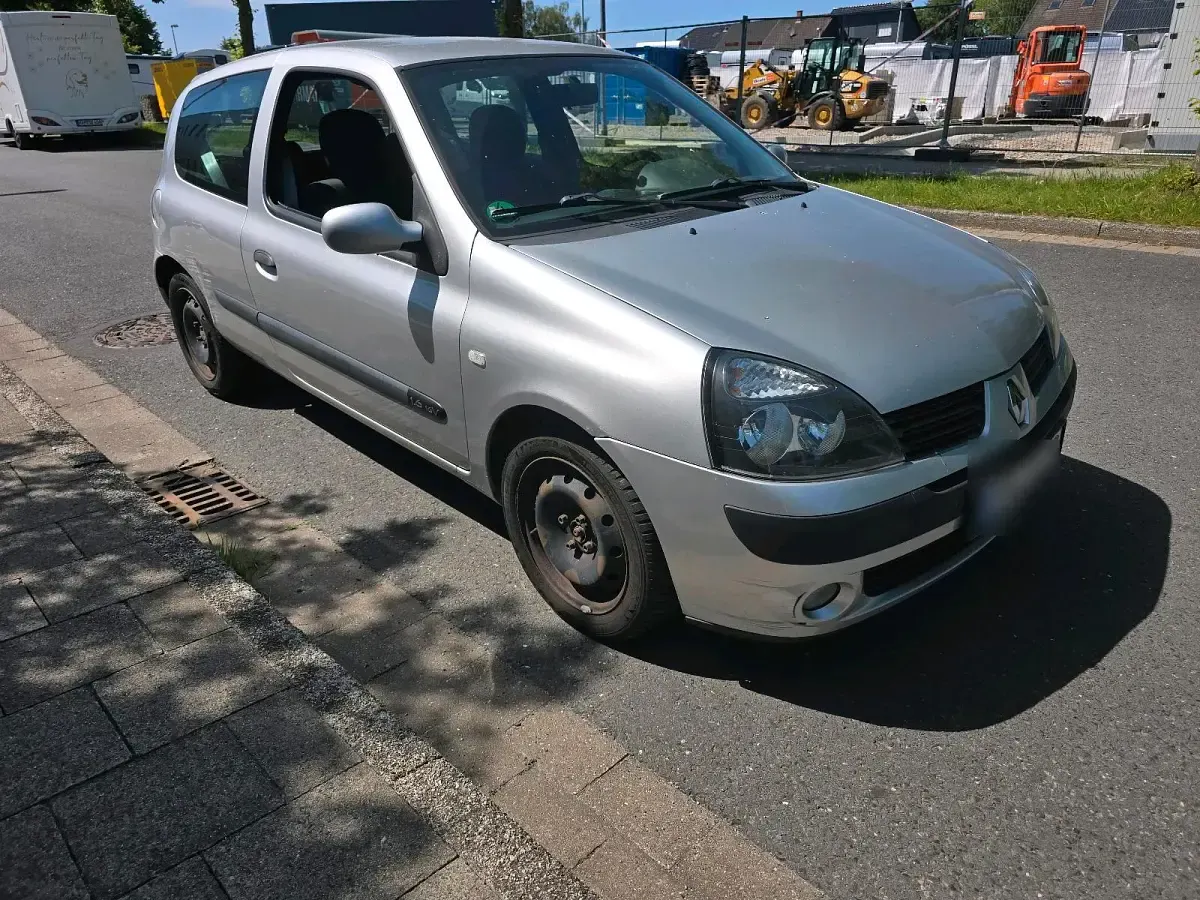 Gebraucht Renault Clio II 107 PS (78 kW) 2005 Silber Kleinwagen