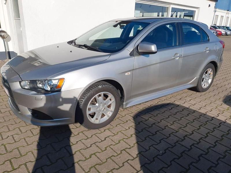 Silber Gebraucht 2014 Mitsubishi Lancer Sportback Kleinwagen | 5.450 € - Bild 1/4