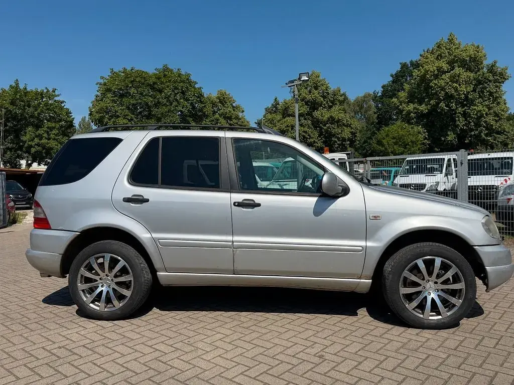 Gebraucht Mercedes ML430 272 PS (200 kW) 1999 Silber SUV