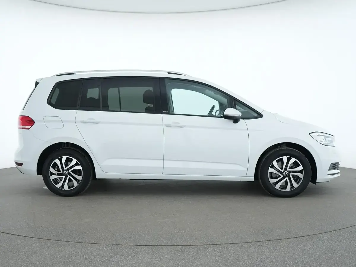 Gebraucht VW Touran Active 122 PS (89 kW) 2023 Pure white Van / Kleinbus