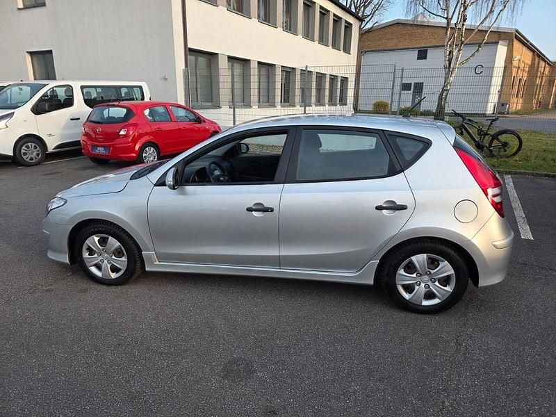 Gebraucht Hyundai i30 Classic 109 PS (80 kW) 2012 Silber Limousine