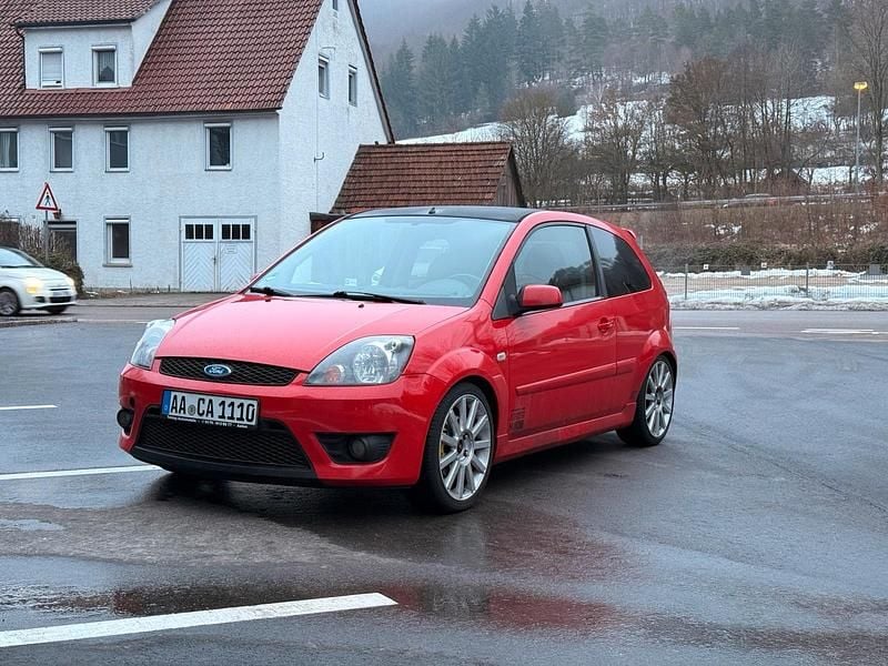 Rot Gebraucht 2007 Ford Fiesta ST Kleinwagen | 2.200 € (Fairer Preis) - Bild 1/4