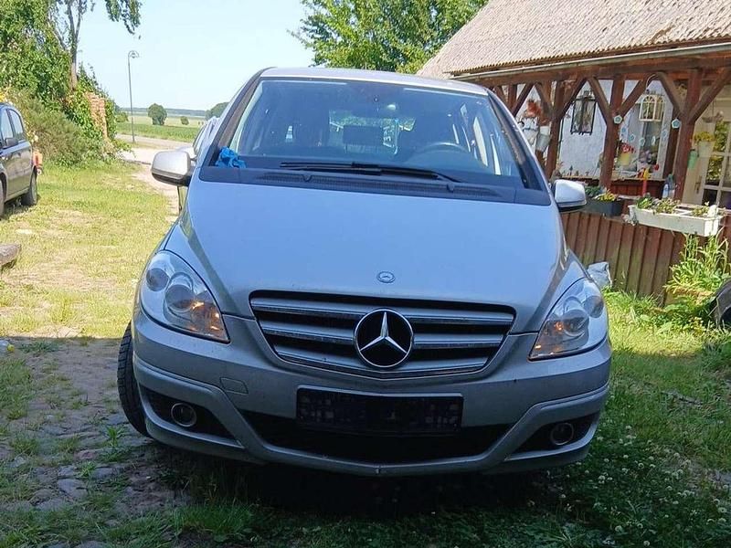 Silber Gebraucht 2010 Mercedes B180 Van / Kleinbus | 1.650 € (Fairer Preis) - Bild 1/4