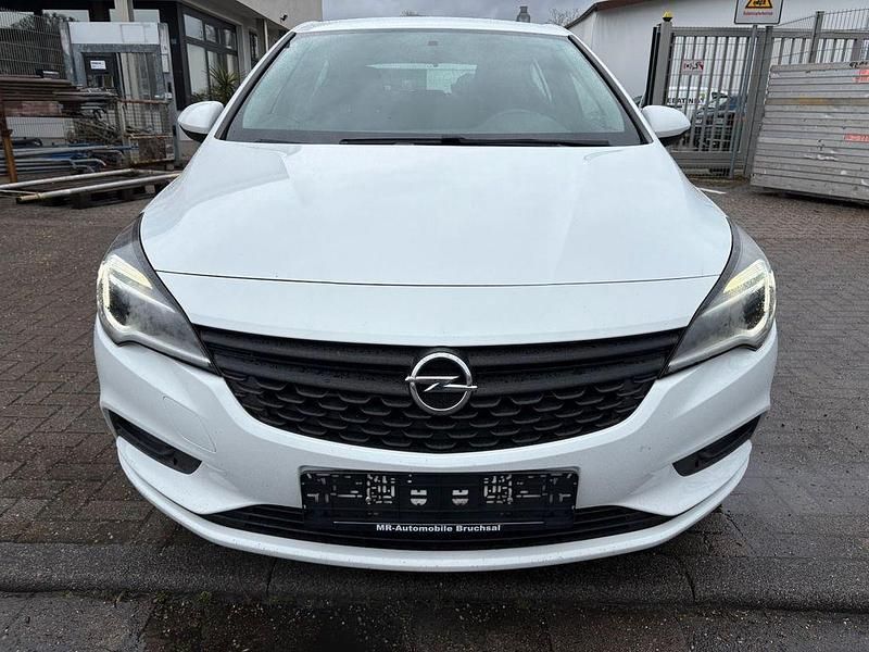 Gebraucht Opel Astra Selection 105 PS (77 kW) 2015 Weiß Limousine