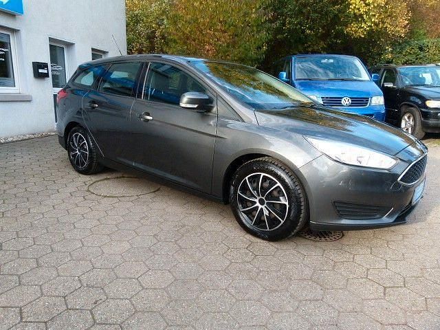 Używany Ford Focus Trend 101 KM (74 kW) 2016 Szary Sedan/Limuzyna
