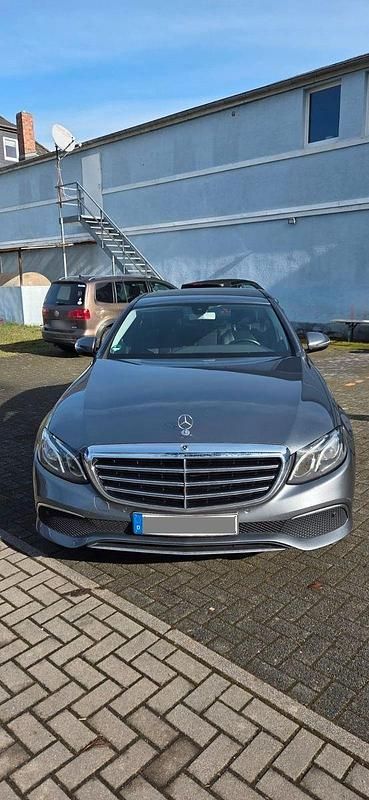 Usado Mercedes E220 194 CV (142 kW) 2016 Gris Berlina