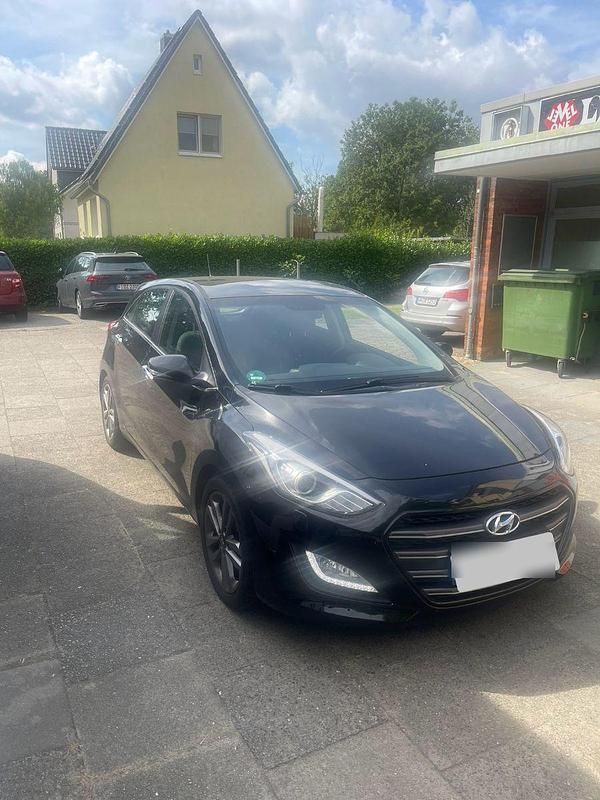 Schwarz Gebraucht 2016 Hyundai i30 Classic Limousine | 8.500 € (Fairer Preis) - Bild 1/4