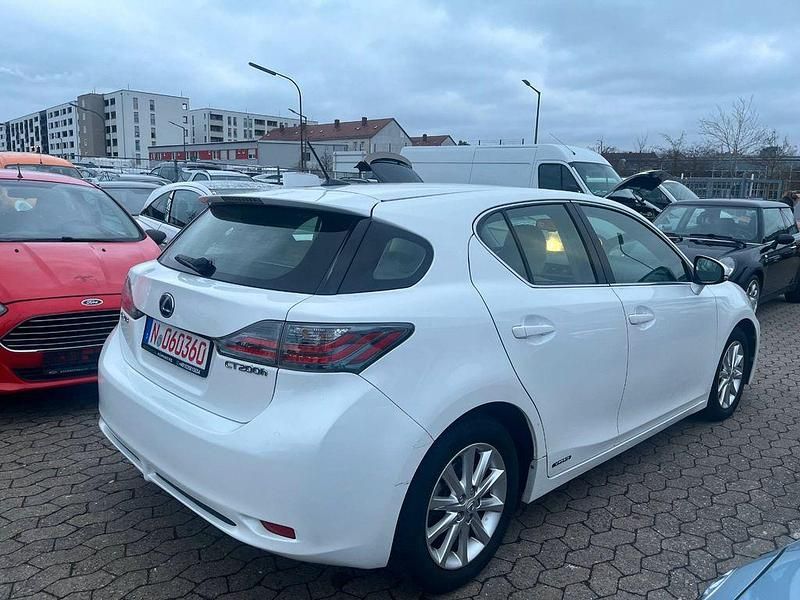Gebraucht Lexus CT200h 136 PS (100 kW) 2011 Weiß Limousine