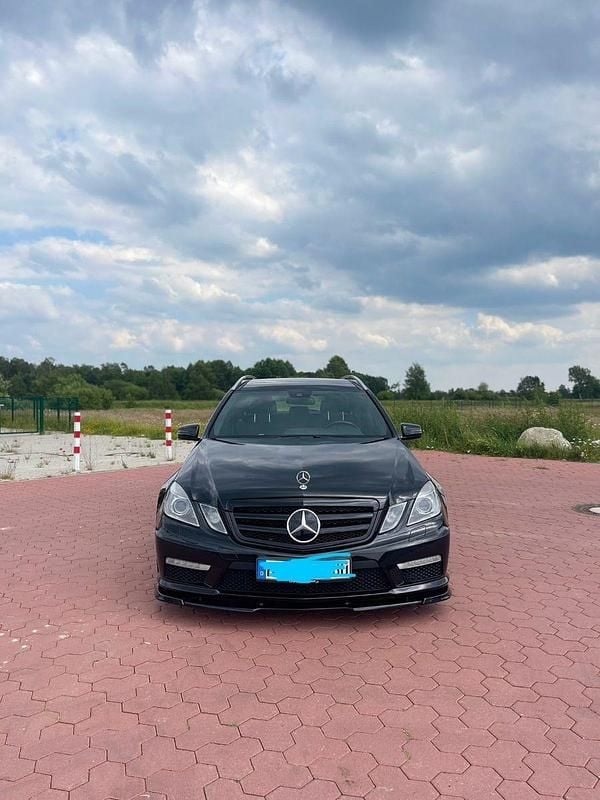 Schwarz Gebraucht 2012 Mercedes E63 AMG AMG Kombi | 29.000 € (Teuer) - Bild 1/4