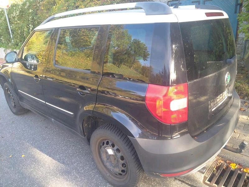 Schwarz Gebraucht 2012 Skoda Yeti SUV | 4.950 € (Fairer Preis) - Bild 1/4