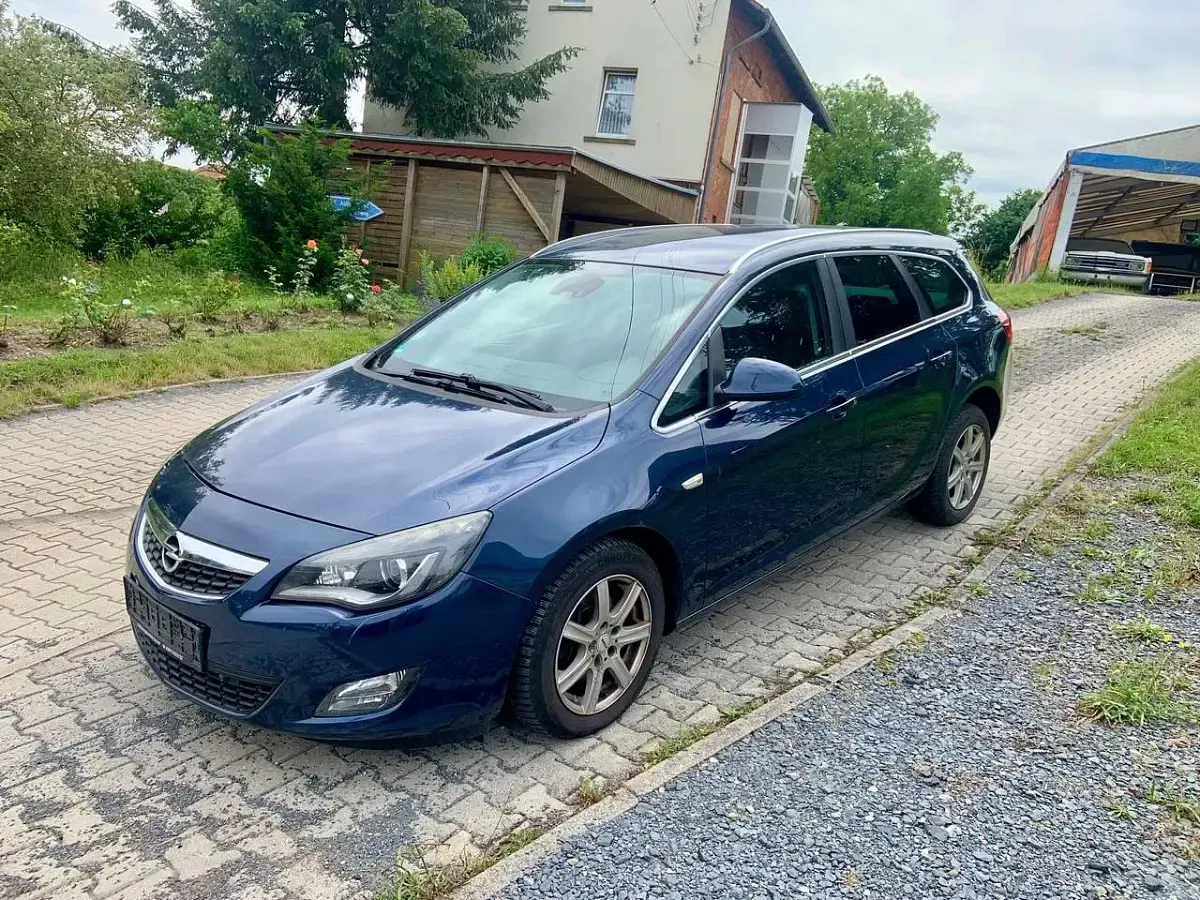 Gebraucht Opel Astra Innovation 160 PS (117 kW) 2011 Blau Kombi
