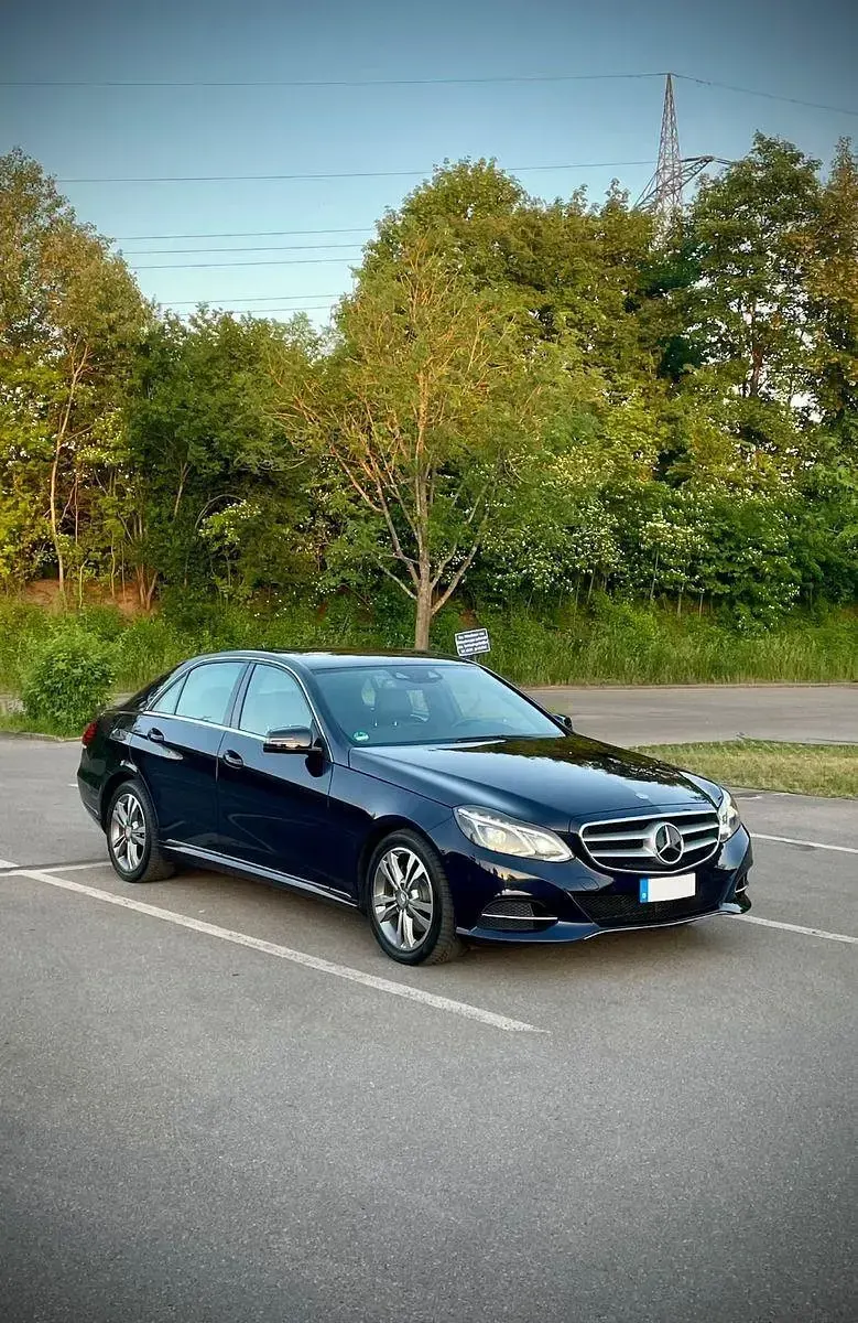 Używany Mercedes E300 252 KM (185 kW) 2013 Niebieski Sedan/Limuzyna