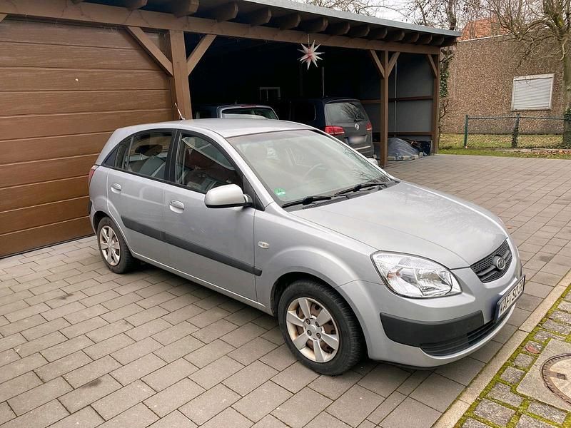 Gebraucht Kia Rio 71 PS (52 kW) 2008 Silber Kleinwagen