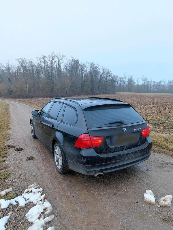 Gebraucht BMW 320 184 PS (135 kW) 2010 Schwarz Limousine