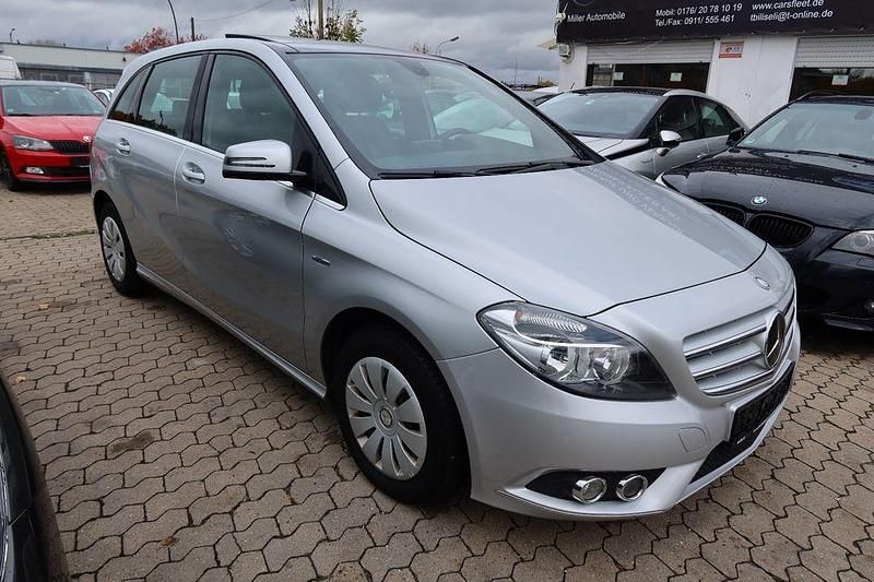 Gebraucht Mercedes B180 122 PS (89 kW) 2012 Silber Van / Kleinbus