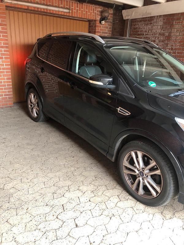 Gebraucht Ford Kuga Individual 179 PS (131 kW) 2016 Schwarz SUV