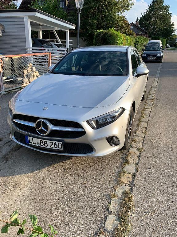 Silber Gebraucht 2022 Mercedes A250 Limousine | 24.750 € (Superpreis) - Bild 1/4