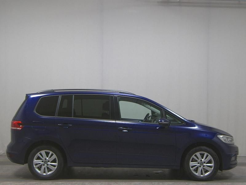Blau Gebraucht 2022 VW Touran Comfortline Van / Kleinbus | 16.780 € (Superpreis) - Bild 1/4
