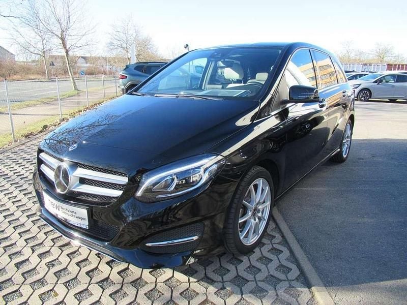 Kosmosschwarz metallic Gebraucht 2017 Mercedes B200 Urban Van / Kleinbus | 16.950 € (Fairer Preis) - Bild 1/4