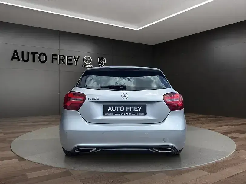 Gebraucht Mercedes A180 Urban 122 PS (89 kW) 2015 Silber Kleinwagen