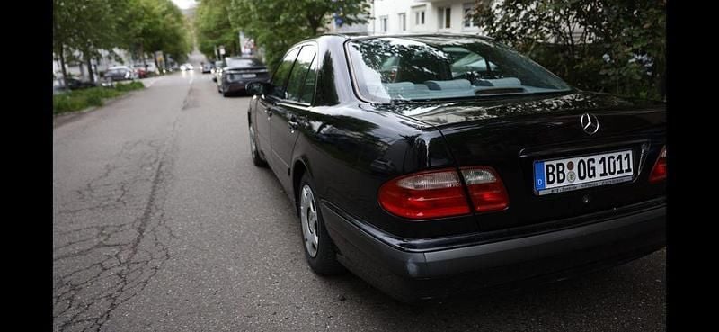 Używany Mercedes E220 Classic 136 KM (100 kW) 2001 Czarny Sedan/Limuzyna
