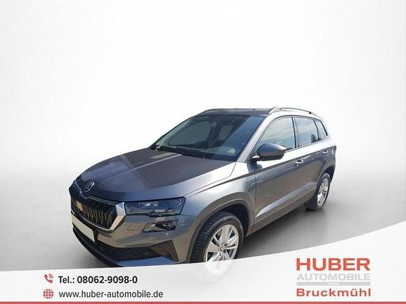 Graphitegrau (5x5x) Gebraucht 2024 Skoda Karoq Selection SUV | 30.190 € (Guter Preis) - Bild 1/4