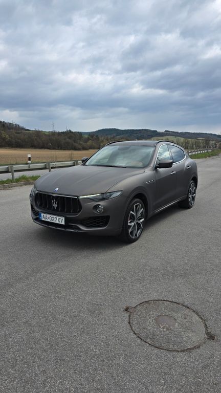 Grau Gebraucht 2017 Maserati Levante SUV | 31.890 € - Bild 1/4