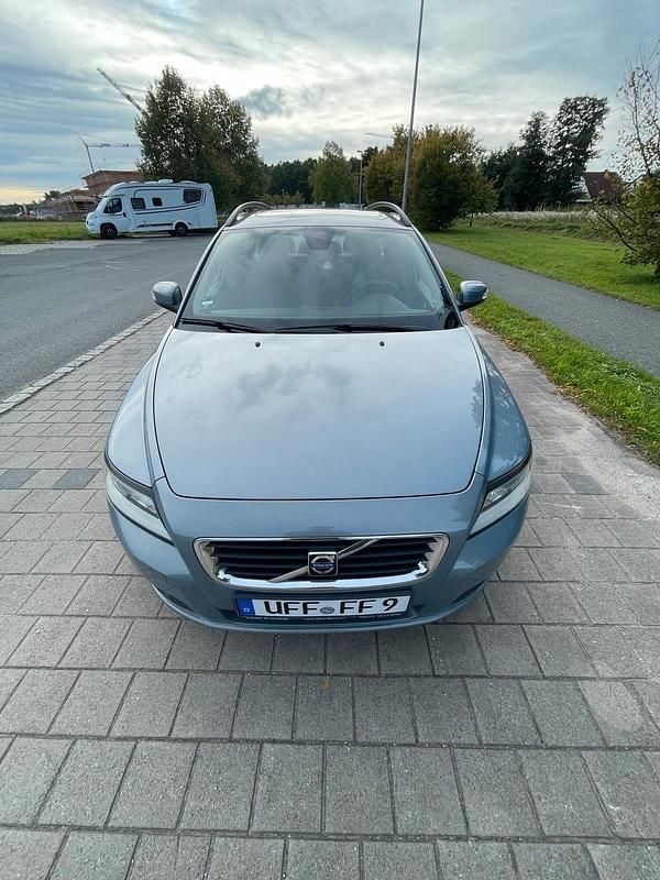 Grau Gebraucht 2009 Volvo V50 Kombi | 3.200 € (Fairer Preis) - Bild 1/4