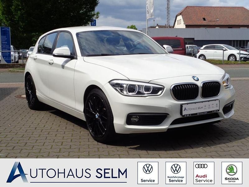 Weiss Gebraucht 2017 BMW 118 Advantage Kleinwagen | 14.480 € (Fairer Preis) - Bild 1/4