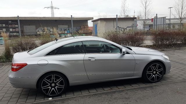 Gebraucht Mercedes E350 265 PS (194 kW) 2011 Silber metallic Coupé
