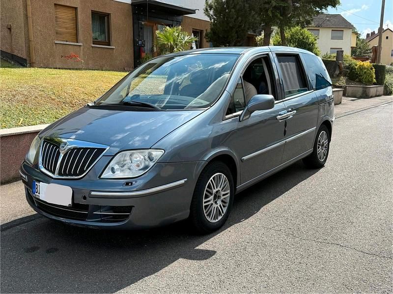 Grau Gebraucht 2009 Lancia Phedra Van / Kleinbus | 5.650 € - Bild 1/4