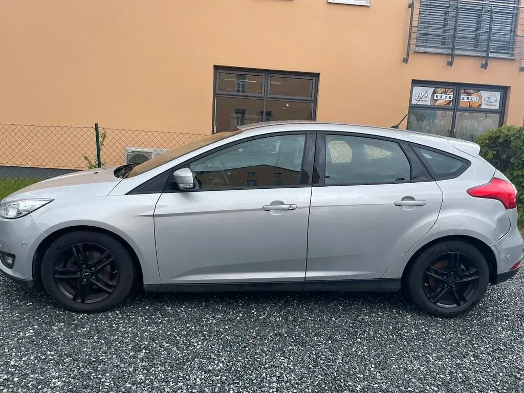 Usado Ford Focus Business Edition 125 CV (91 kW) 2015 Plateado Berlina