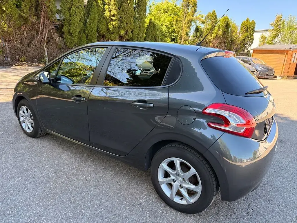 Gebraucht Peugeot 208 Style 82 PS (60 kW) 2014 Grau Kleinwagen