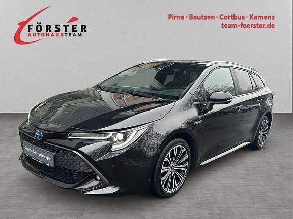Mysticschwarz mica Gebraucht 2021 Toyota Corolla Team Limousine | 24.930 € (Fairer Preis) - Bild 1/4