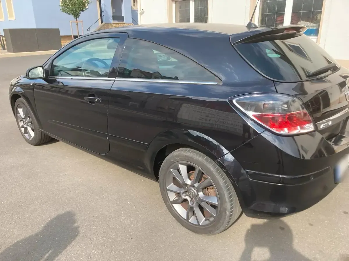 Gebraucht Opel Astra GTC 115 PS (84 kW) 2009 Schwarz Coupé