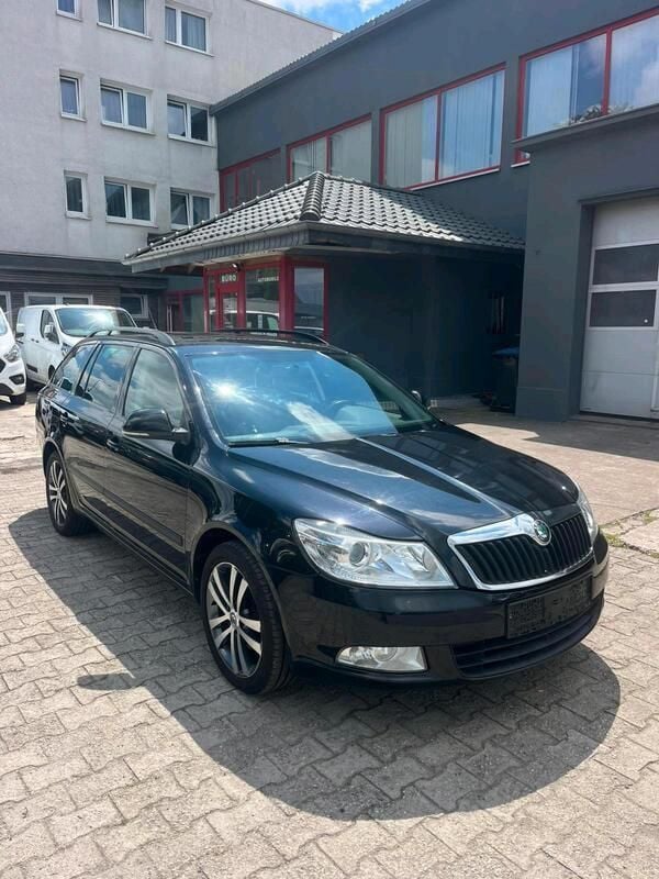 Schwarz Gebraucht 2012 Skoda Octavia Kombi | 7.250 € (Guter Preis) - Bild 1/4