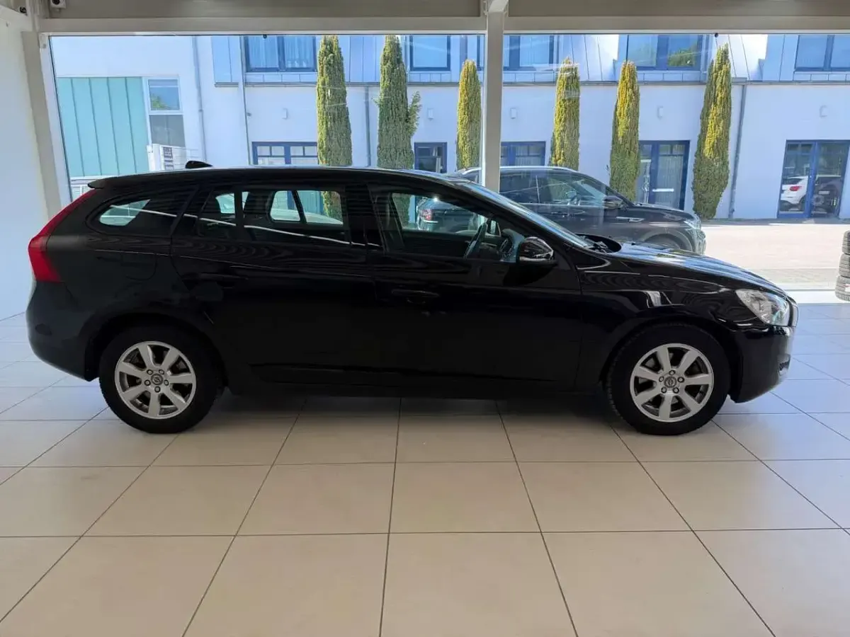 Gebraucht Volvo V60 Kinetic 114 PS (83 kW) 2011 Ember black Kombi
