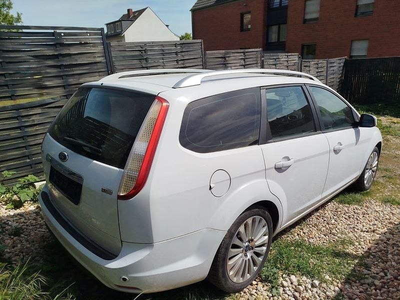 Używany Ford Focus Titanium 136 KM (100 kW) 2009 Biały Sedan/Limuzyna
