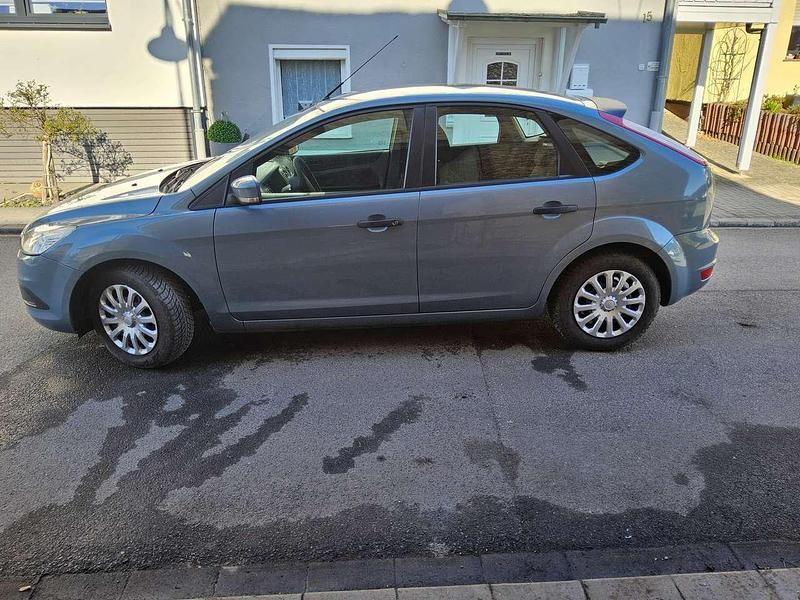 Gebraucht Ford Focus Ambiente 101 PS (74 kW) 2008 Avalongrau (metallic) Kleinwagen