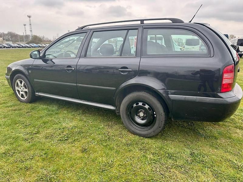Gebraucht Skoda Octavia Tour 101 PS (74 kW) 2010 Schwarz Kombi