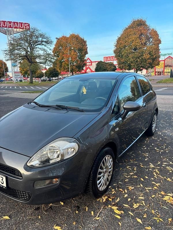 Grau Gebraucht 2014 Fiat Punto Young Limousine | 3.999 € - Bild 1/4