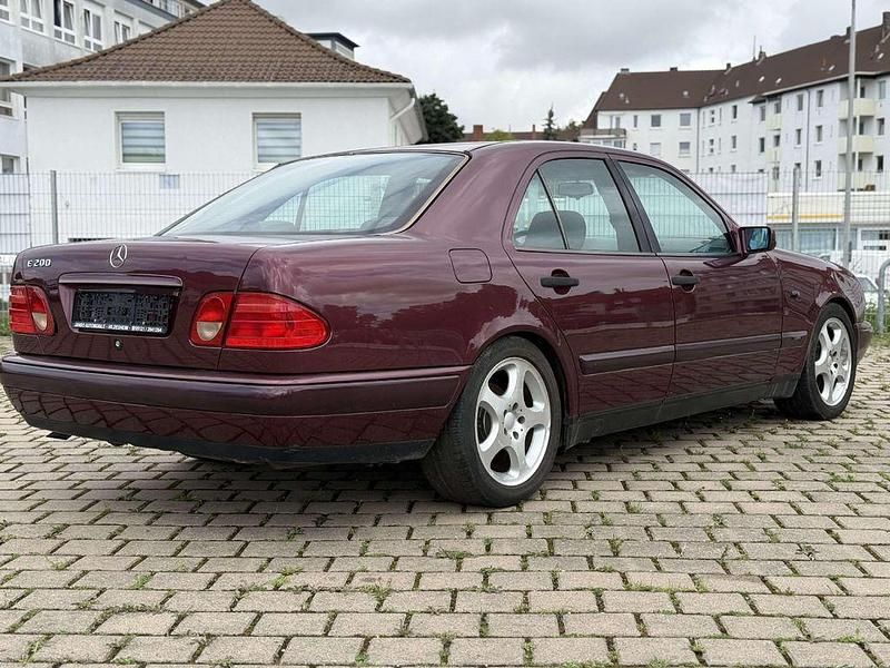Gebraucht Mercedes E200 Avantgarde 136 PS (100 kW) 1996 Rot Limousine