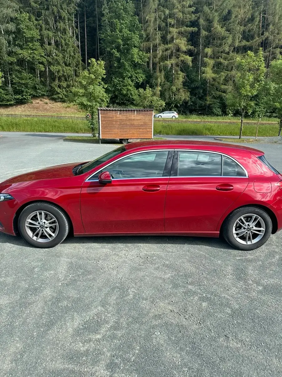 Gebraucht Mercedes A180 136 PS (100 kW) 2020 Rot Limousine