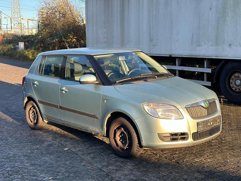 Silber Gebraucht 2010 Skoda Fabia Kleinwagen | 1.000 € (Guter Preis) - Bild 1/4