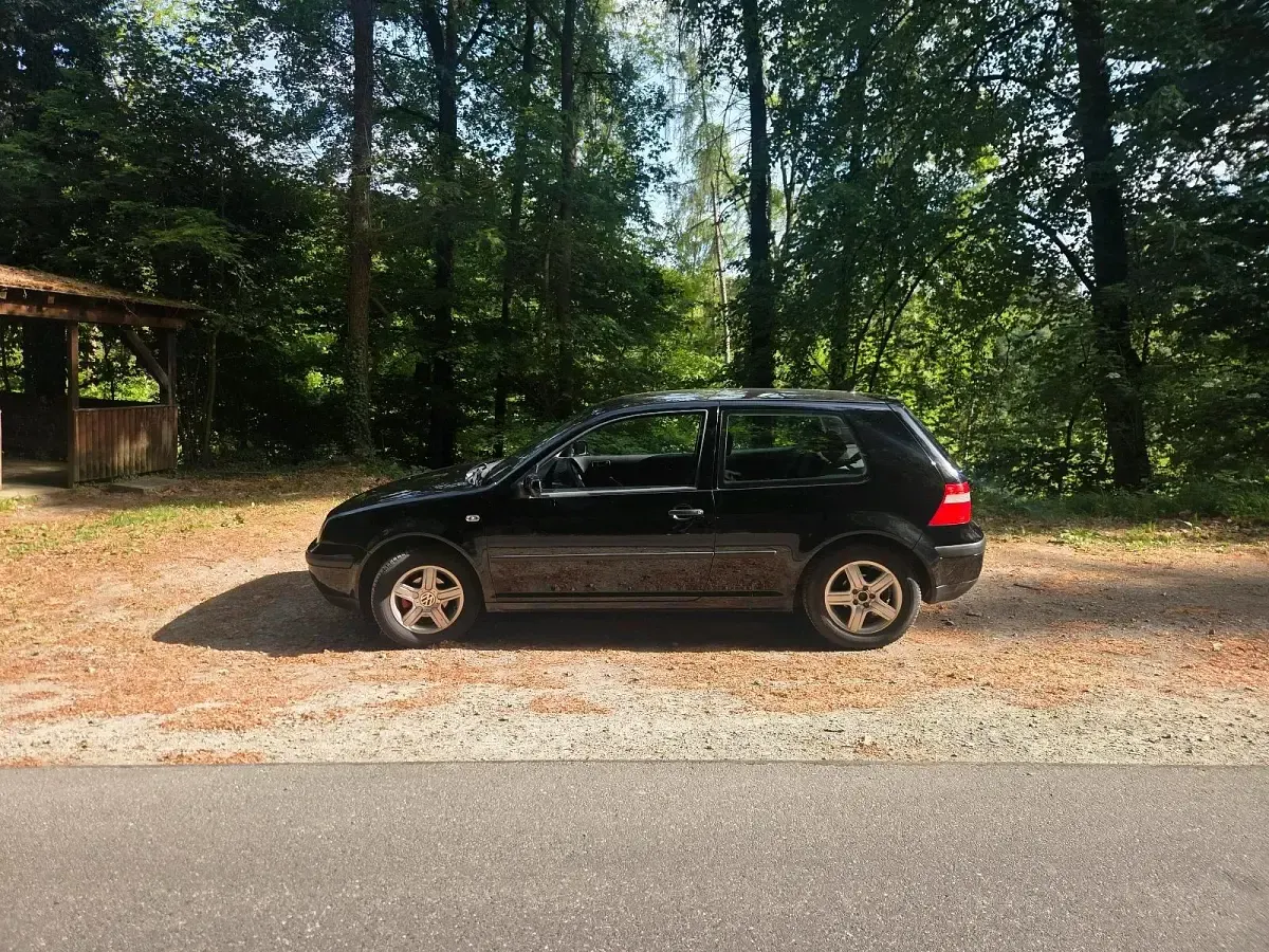 Second-hand VW Golf IV 75 CP (55 kW) 2003 Negru Hatchback