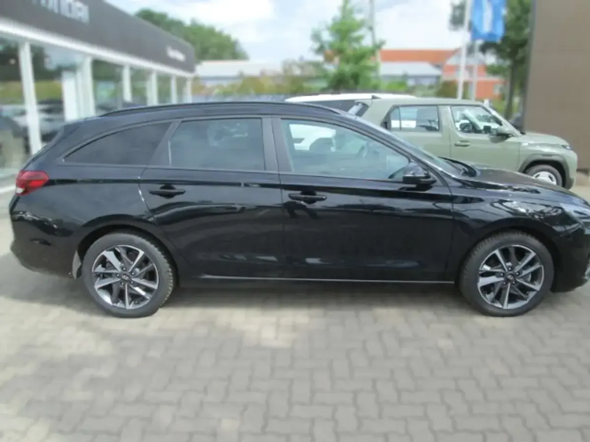 Gebraucht Hyundai i30 Advantage 101 PS (74 kW) 2025 Abyss black / mic Kombi