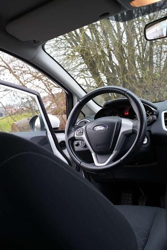 Gebraucht Ford Fiesta Champions Edition 60 PS (44 kW) 2012 Weiß Limousine