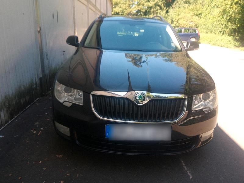 Schwarz Gebraucht 2010 Skoda Superb Kombi | 2.650 € (Superpreis) - Bild 1/4