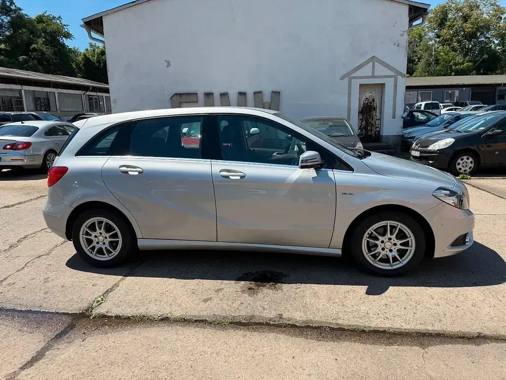 Gebraucht Mercedes B180 122 PS (89 kW) 2012 Silber Kleinwagen